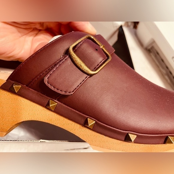🌟HP🌟STUDDED CLOGS Torrid Roomy 8.5 Burgundy Wooden 3.5” Heel NEW Extra Comfy - Picture 3 of 13